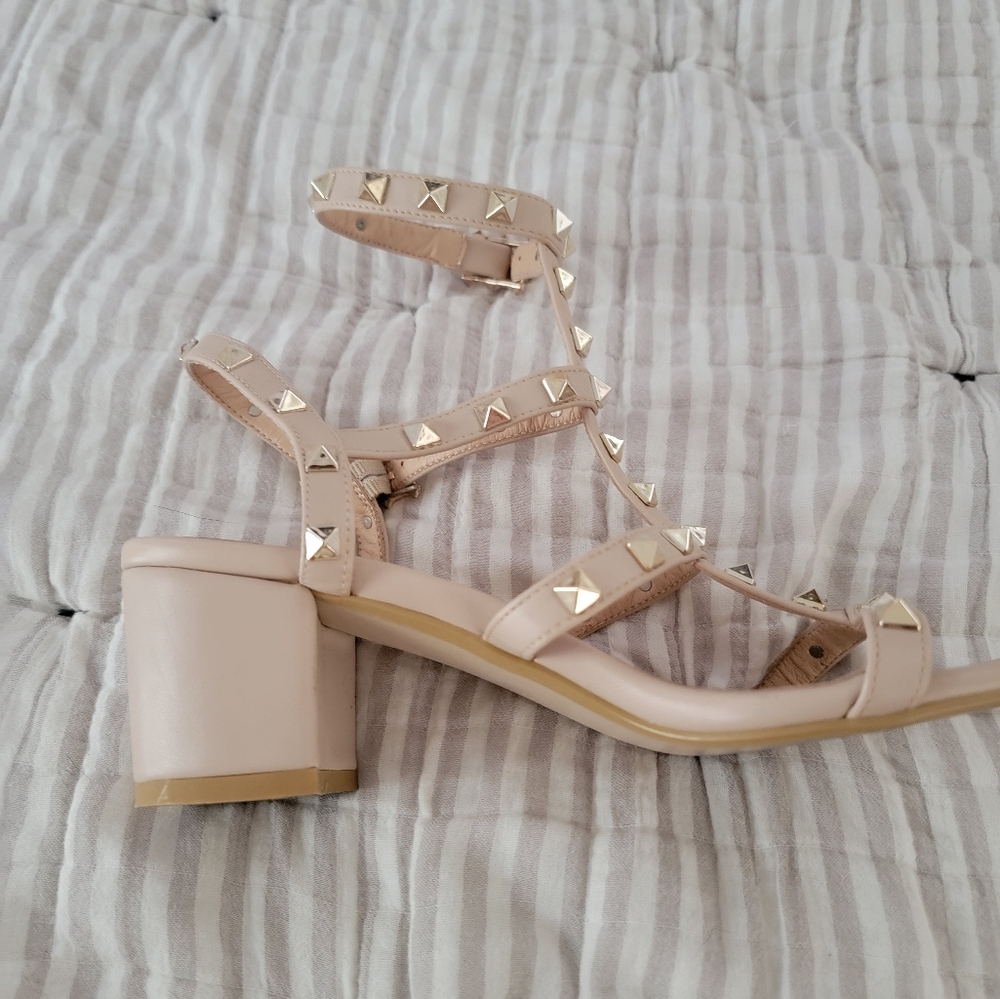 Comfitiy Rockstud Style Sandals Perfect Shape size 8